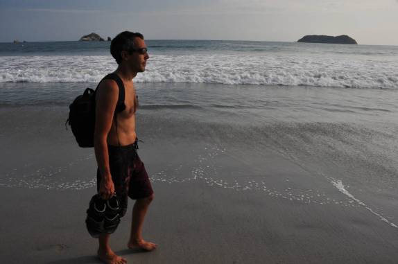 Caminhando em praia de Manuel Antonio, no litoral do Oceano Pacífico, na Costa Rica